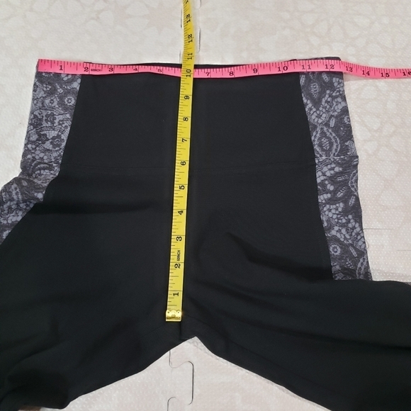 Victoria Sport Cropped Black Leggings with Paisley Print on the Sides Size Small - Picture 7 of 9